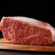 【焼肉 牛宮城】ではすべてのお肉を毎日職人が目利きし、和牛は柔らかさ、水分量、味わいや口の中で広がる香りをご堪能いただけます。交雑牛も和牛に負けないおいしさを追求致しました。