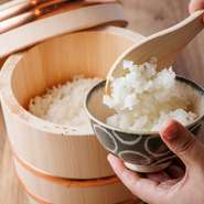 北アルプスの標高3,000メートル級の峰々から流れ出た水を直接灌水し、微量素元素（栄養）ミネラル分が多く含まれたお米です。低温で長時間乾燥させることにより、モチモチの食感を生み出します。