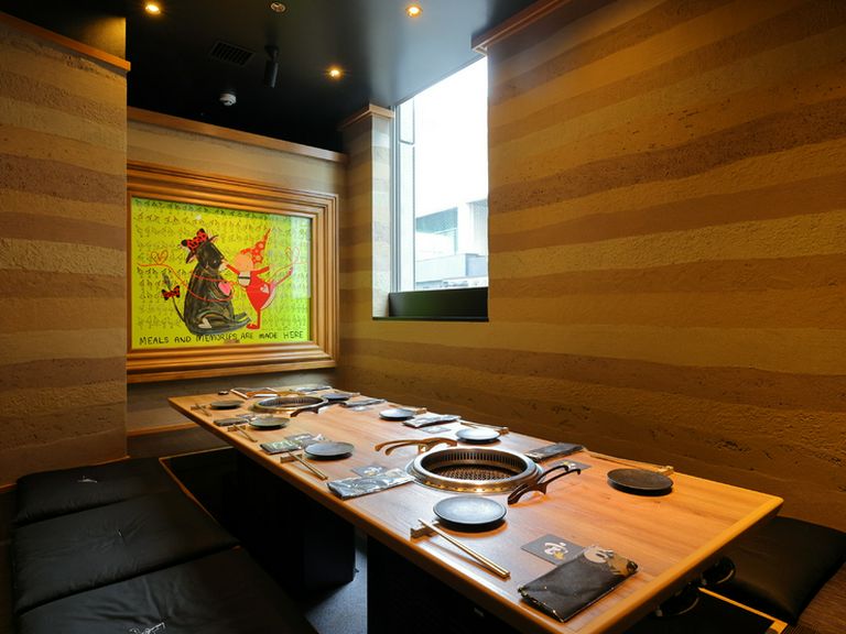 【焼肉 牛宮城】だけでしか見れない有名アーティストたちの絵画