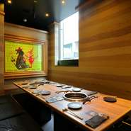 エントランスで目に飛び込んでくるのが牛のオブジェ。各個室に飾られている絵画は、有名アーティストたちがこの店のために描いたもの。来る度に新しい絵画に出合うことができ、違った発見を楽しめます。
