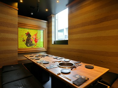 【焼肉 牛宮城】だけでしか見れない有名アーティストたちの絵画