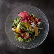 季節の旬なお野菜を厳選し、彩りが美しいチョレギサラダに仕上げました。お野菜本来の味をご賞味ください。