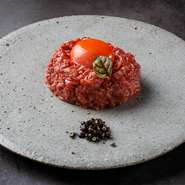 厳選和牛モモ肉にこだわりお肉のおいしさを追求した牛宮城を代表する逸品です。1ヶ月間かけて熟成させた牛宮城特製タレと濃厚な黄身そして生胡椒が三味一体となり生肉の味わいをより引き立てます。