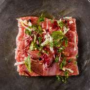 厳選和牛モモ肉をカルパッチョ風に仕上げました。マイクロハーブやナッツをアクセントにお楽しみください。