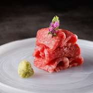 お肉好きにはたまらない厳選和牛赤身肉のお刺身です。お醤油は富山の中六醤油というお刺身に合う甘いお醤油が、全体の旨味をしっかりまとめた逸品。