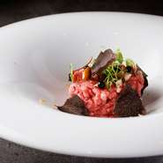 厳選和牛モモ肉のみを使用したユッケにトリュフとマイクロハーブを合わせました。職人が見た目の美しさにもこだわった極品です。