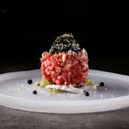 厳選和牛モモ肉のみを使用したユッケにキャビアをふんだんに使用した贅沢な逸品です。キャビアの塩味で生肉の甘味がより一層引き立ちます。