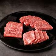 本日おすすめの厳選和牛赤身肉を各種盛合わせに致しました。厳選和牛赤身肉の濃く深い味わいをお楽しみください。※ご注文は2人前より承ります。