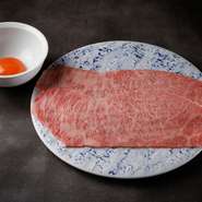 サーロインを牛宮城特製すき焼きタレと濃厚な田中農場の卵に合わせました。焼いたお肉を卵にしっかりと絡めて、サーロインと卵による重厚な味わいをぜひご賞味ください。