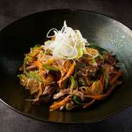 贅沢に厳選和牛肉をふんだんに使用し、ゴマ油の香り豊かに炒めました。シンプルながらも厳選和牛肉の味わいとゴマ油のコクがマッチした絶品チャプチェ。