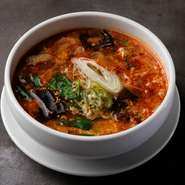 牛宮城特製出汁をベースに厳選和牛の角煮がごろごろと入った、贅沢な具沢山ユッケジャンスープです。