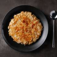 旨みがぎゅっとつまった牛宮城特製ガーリックオイルと濃厚なバターをふんだんに使った牛宮城自慢のガーリックライスです。