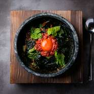 厳選和牛モモ肉のみを使用したユッケを乗せた贅沢な石焼ユッケビビンバです。お肉好きの方の〆は是非こちらをどうぞ。