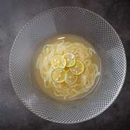 鶏がらと牛すじをMIXした濃厚スープと、すだちのすっきりとした酸味のバランスにこだわりました。一見シンプルな冷麺ですが、一口食べてみると豊かな味わいが広がります。