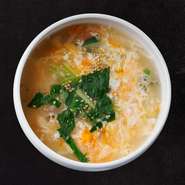 国産の鶏と、和牛を10時間以上煮込んだスープをベースにお野菜と、濃厚な卵をふわふわに仕上げたスタッフ人気No.1のスープです。