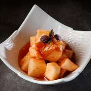 宮迫博之が開発
甘みと酸味の絶妙なバランスにより、パクパク食べられてしまう逸品。