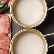 絹のようなのどごしと口の中でさらりとほどける後味。フルーティな香りと微炭酸がお料理の味を引き立てます。