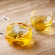 うまちゃは、台湾で厳選された水だし高級茶葉（ティーパック）です。8時間以上じっくり時間をかけることでうま味と香りが抽出されます。一度飲むと、お茶本来のおいしさを体験して頂けます。