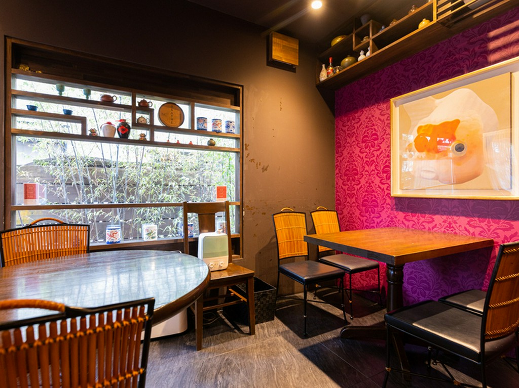 最大8名まで利用可能な個室空間