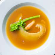 コース内容

前菜盛り合わせ
フカヒレ姿煮
海からの恵み一品
旬の一品
本日の肉料理
〆の一品
デザート