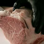 【焼肉HACHI】のメニューには九州産の黒毛和牛を中心に上質な肉がそろいます。プロの目利きで仕入れた肉は徹底した温度管理で鮮度を保ち、オーダーに合わせて丁寧に手切り。肉本来の旨みを存分に楽しめます。