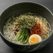 牛テールをじっくり炊いて余分な脂やアクをしっかりと除去。【焼肉HACHI】自慢のテールスープから作る特製スープに合わせるのは、盛岡直送のつるっと喉ごしのよい麺。あっさりとコク深く〆の一品にぴったりです。
