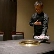 プライベート感あふれる個室でいただけるのは、プロの目利きで仕入れる極上の和牛。肉本来の旨みを存分に堪能できるようオーダーが入るごとに丁寧に手切りし、最高の状態でゲストのもとへ届けられます。