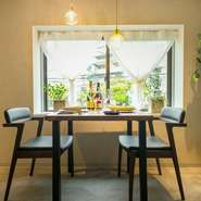 夫婦の素敵な記念日や恋人との誕生日をゆったりと楽しめる隠れ家的なフランス料理店。バターやクリームは控えめに、野菜やフルーツをたっぷりと使ったヘルシーなフレンチを味わえます。