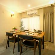 4名掛けのテーブル席を備えた個室が完備されています。ゆったりと設えられた店内の中でも、一際プライベートな時間を過ごせる特別なエリア。入学や就職といった家族のお祝いや大切な人とのハレの日にも最適です。