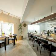 席間をゆったりと設えた優雅な店内。シェフの手掛ける料理が、華やかにテーブルを彩ります。料理に合わせたワインのリストも、徐々にブラッシュアップされていくそう。