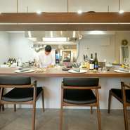 肘掛け付きの椅子は店内でも特におすすめのシートです。ゆっくりと流れていく時間とシェフのスペシャリティを楽しむ至福のひと時。自分へのご褒美にいかがでしょう。