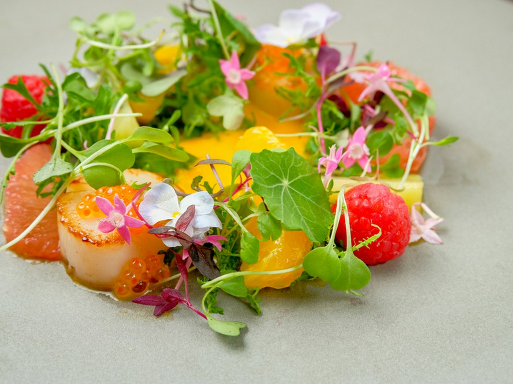 美しさと健康にスポットを当てた『北海道産ホタテのポアレ　フルーツサラダ添え』