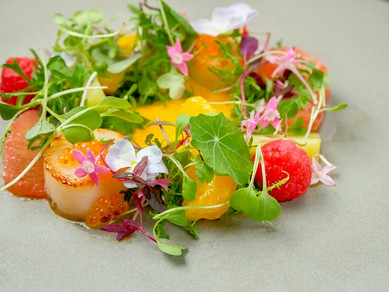 美しさと健康にスポットを当てた『北海道産ホタテのポアレ　フルーツサラダ添え』