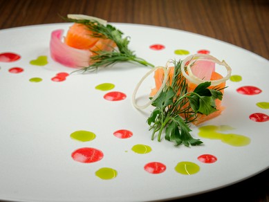 絶妙な火入れで食材の旨みと風味を格別に仕上げる『サーモンのミキュイ　初夏の香草仕立て』
