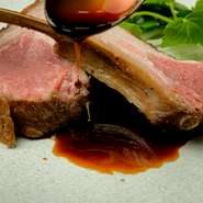 仔羊や神戸ポーク・黒毛和牛など、さまざまな肉を取り入れた『肉料理』が登場します。ジューシーな『仔羊のロティー』やじっくりと時間をかけて完成する『黒毛和牛の煮込み』もぜひ味わいたい一皿。