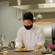 一期一会を大切にした料理づくりがモットー。足を運んでくれたゲストへ感謝を伝えるため、誠心誠意料理と向き合い、ベストな状態で料理を提供できるよう努めているそうです。