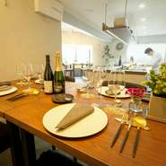 デートや女子会、夫婦の記念日など、食事をゆったりと楽しみたい大人が集う場所。バターやクリームは極力抑え、素材の魅力を全面に感じさせてくれる華やかで、軽やかなフランス料理を堪能できます。