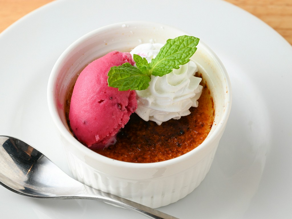 クレームブリュレ　ソルべ添え