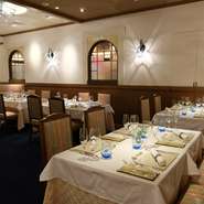 トスカーナ地方やイタリア各地の美食をスタイリッシュに提供するほか、ソムリエセレクトによる100種以上の高品質なワインを揃えております。