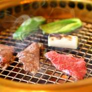 A4等級以上の黒毛和牛をはじめ、褐色和牛「神内あか」に、銘柄豚「夢の大地」といった、選りすぐりの道産素材を用意。ブロック仕入れで肉一つ一つの状態を見極め、ほんとうにおいしい部位だけを提供してくれます。