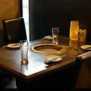 店内は黒を基調とした落ち着いた印象。ゆったりとした雰囲気のなかで食事を楽しめます。素材にも雰囲気にもこだわりつつ、価格はリーズナブルという点もうれしいポイントです。