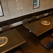 店内にはのびのびと座れる座敷もあり、友人同士の集いにも活躍してくれそうです。座敷は4人用2テーブルと6人用1テーブルのため、グループ利用の際は事前の連絡がオススメです。