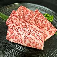 鮮やかな霜降りで味は濃厚、柔らかすぎず適度な食感　
ハーフ　990円
