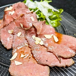 焼肉店だからこそ提供できる『和牛ローストビーフサラダ仕立て』
