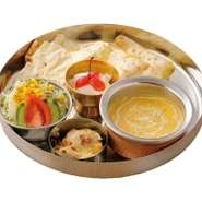 選べるカレー(エビとアスパラカレーorホウレン草とポークカレーorココナッツチキン)
・ハーフナンorハーフチーズナンorライス・パーパル・マライチッカ・サラダ・デザート・選べるドリンク