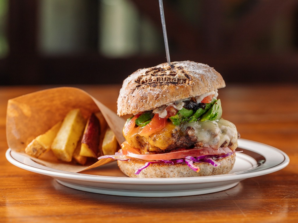 海苔の佃煮で和テイストに仕上げた『アボカドチーズバーガー』