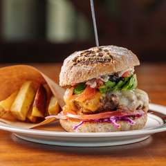 海苔の佃煮で和テイストに仕上げた『アボカドチーズバーガー』