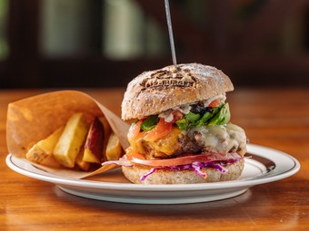 海苔の佃煮で和テイストに仕上げた『アボカドチーズバーガー』