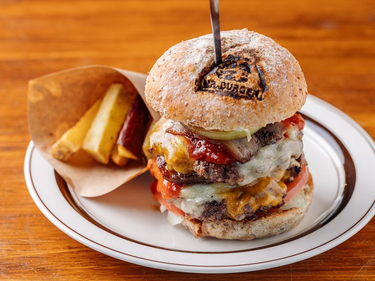 自家製燻製ベーコンとパティが2枚使われ食べ応え抜群な『ミスターBIG』