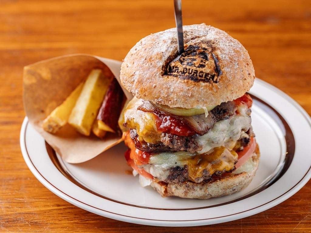 自家製燻製ベーコンとパティが2枚使われ食べ応え抜群な『ミスターBIG』